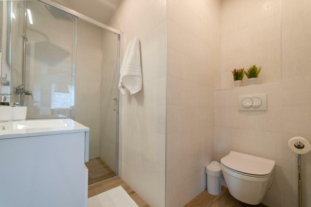 Mary Ann Apartment 2 ซัฟทัท ภายนอก รูปภาพ