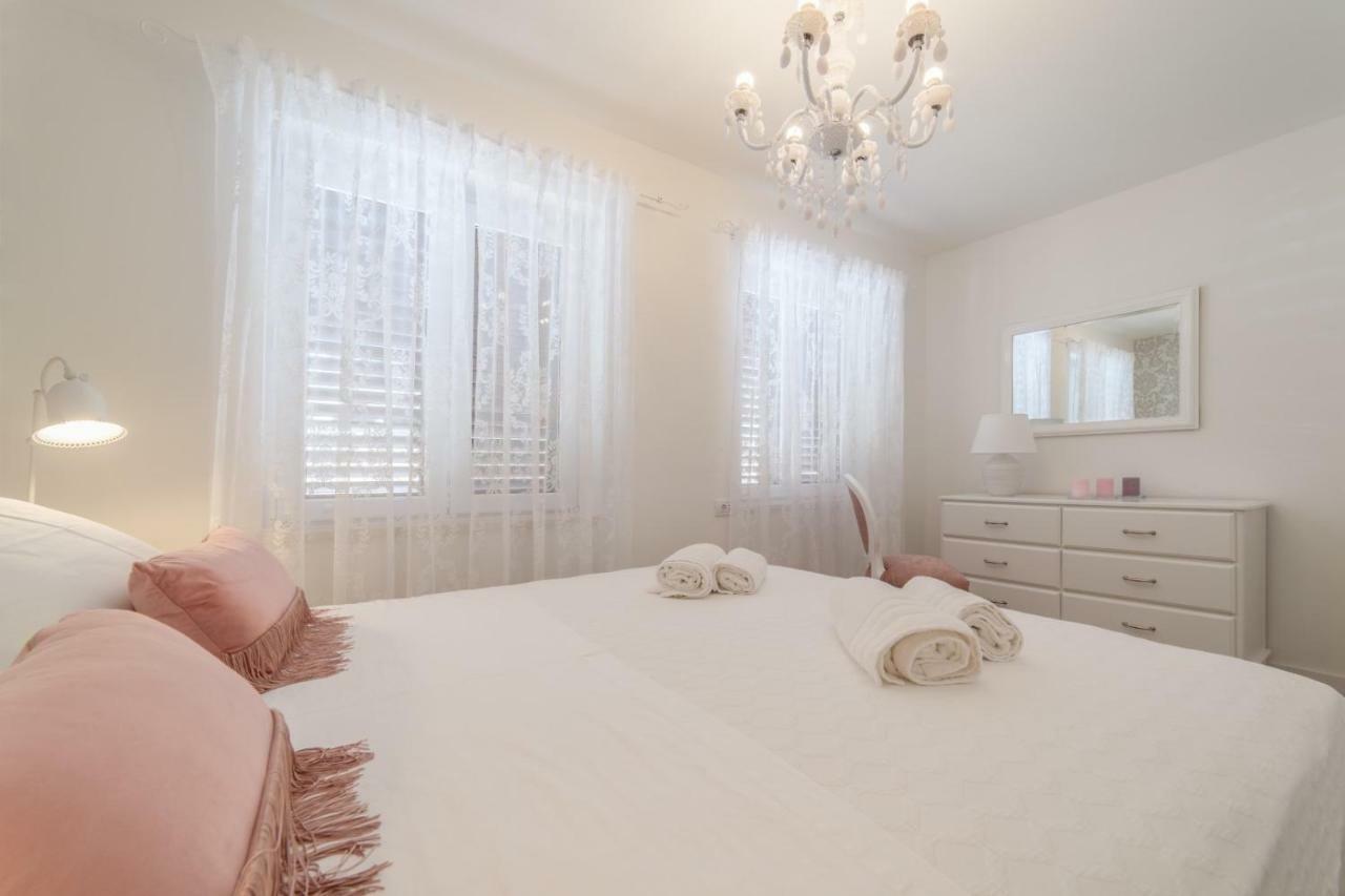 Mary Ann Apartment 2 ซัฟทัท ภายนอก รูปภาพ